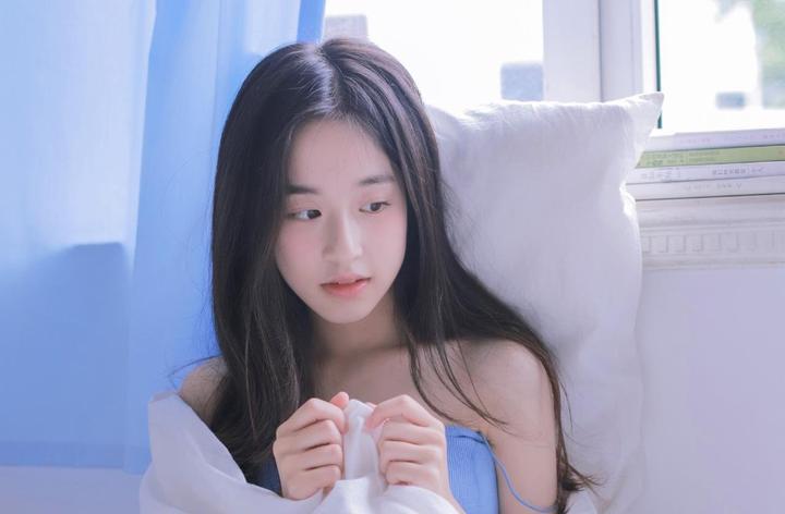 父亲在田地里劳作，女儿在旁边观望